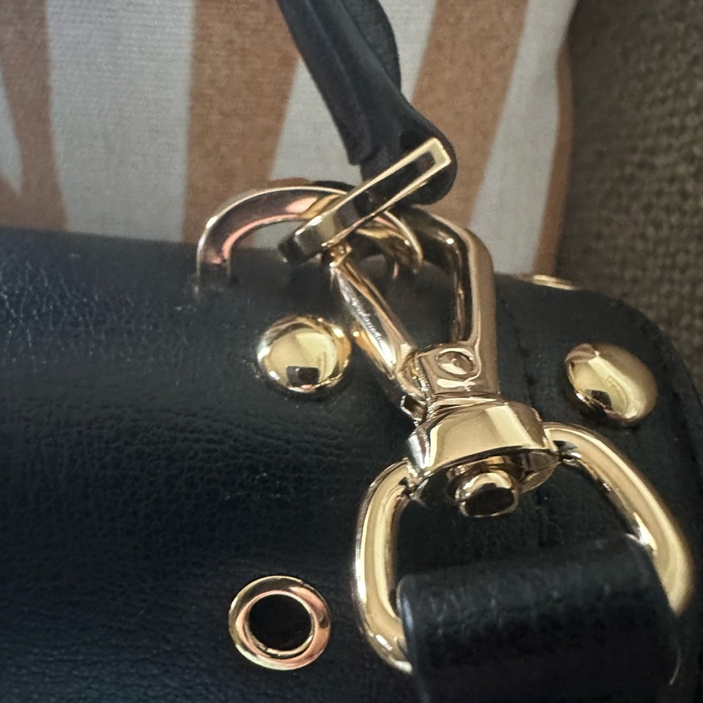 MK Michael Kors Satchel with Shoulder or crossbody strap. - Picture 8 of 12